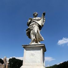 欄干を飾る作品。