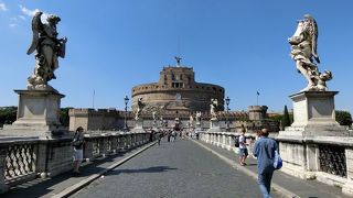 橋の欄干に10体の天使像が並ぶ