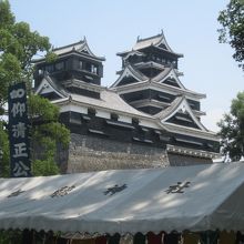 境内に入ると、右手には「熊本城」の天守