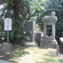 本殿向かって右側には”清正公の旗立石”など