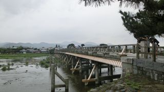 小雨の降る夏の渡月橋