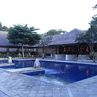 レストラン横のプール