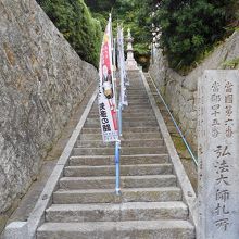 急峻な石段参道。