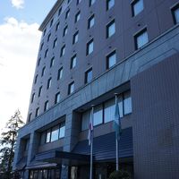 入り口はバリアフリーではなく、階段です