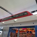 空港の中に電車が走っているなんて！！