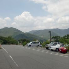 駐車場は広いです　山が本当にきれいに見えます