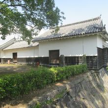 まさに石垣に沿って建てられています