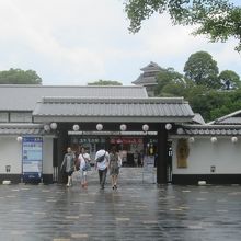 雨上がりに訪れました