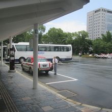 向って左側には広めの駐車場もあります