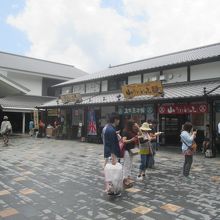 さて門をくぐると、皆さんが写真を撮っている…