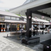 イベントステージの向こう側には色々なお店が並んでいます