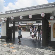 帰りがけ、門には忍者が出没中