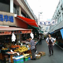 お店が密集してると上野のアメ横を思わせます。