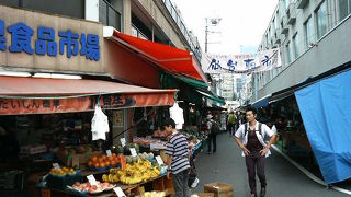 平日も賑やかな駅のそばの朝市