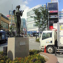 ちょっと大胆な感じの像です。