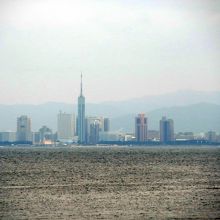 対岸は博多のメイン街並み