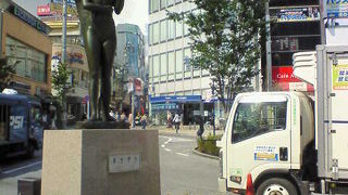 自由が丘駅の大胆な女性像