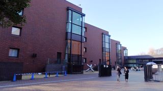 上野恩賜公園内にある東京都美術館（とうきょうとびじゅつかん）