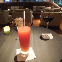 ロビーでウエルカムカクテルを夜景を見ながらいただきました