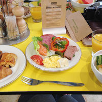 朝食はデニッシュが美味しかった！フルーツもたくさんあります。