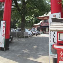 大鳥居をくぐります