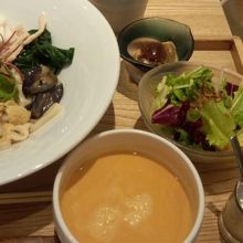 たっぷり野菜のつけ麺は、クリーミートマトのつけダレで。