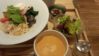 具沢山、創作おうどんのお店。釜飯も有ります。