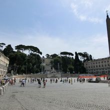 東側の高台がピンチョの丘。