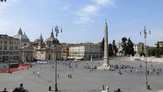 オベリスクと双子の教会