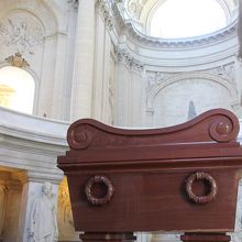 ナポレオンの棺。とても大きいです。