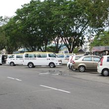 右側2戸がムルデカ広場前長距離バス切符売場