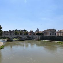 サンタンジェロ橋の上から望むエマヌエーレ2世橋。