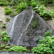 大きな岩の上を流れる