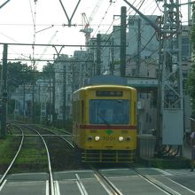 車窓から対向車線の電車
