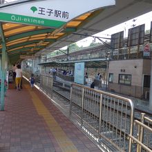 王子駅前停留場　右に見えるのがＪＲ線