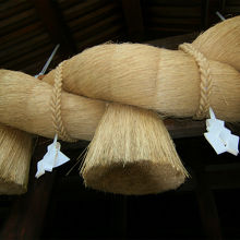 迫力の注連縄です