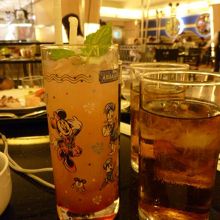 左はスペシャルノンアルコールカクテルです