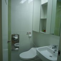 シャワールームとトイレ。