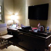 ワークデスクと液晶テレビ