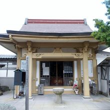 境内左手、入母屋造銅板葺RC造の弘法堂。