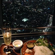 東京の夜景を眺めながら、カレーをシャンパンをいただく