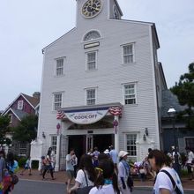 右に入店の列が並んでいます