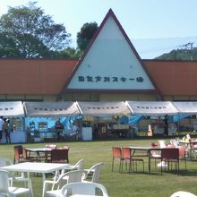 夏祭りではスキー場施設棟の目の前にテントが並びます