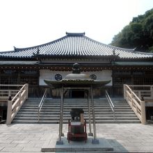 寄棟造本瓦葺の本堂。