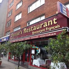 翌日の朝撮りました。営業中はテラス席が賑わっています。