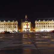 夜のパレ広場