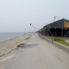 横長の砂浜。浜風にあたって散歩するのも気持ちいい。