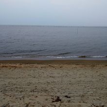 遠浅の海岸。満潮時は砂浜がなくなるほど満ちますよ。