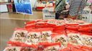 海鮮せんべいの詰め合わせのセットがおすすめです。