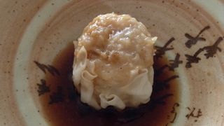 お土産の定番。売り子さんは感じ良くないけれど、味は良し。